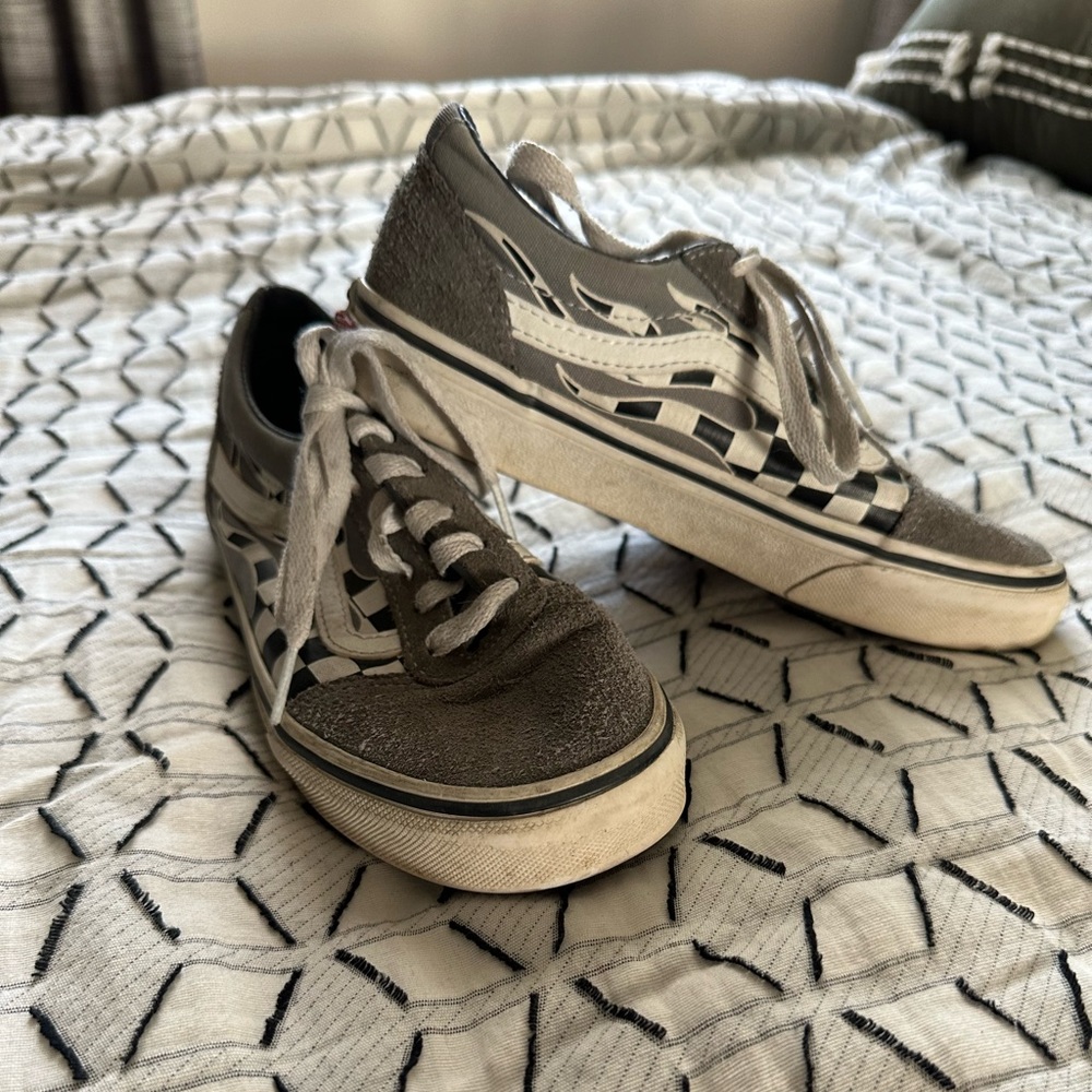 Young boy Vans Old Skool grey checkered shoes